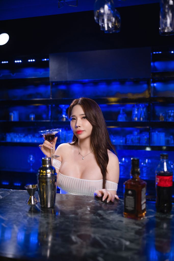 BUNNY-Hani-하니---Her-Past-02-23