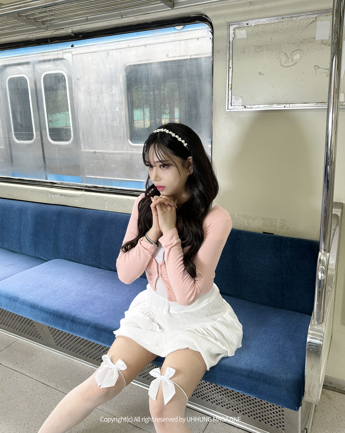 Hani-하니-UHHUNG-Magazine-8220The-Girlfriend-on-The-Subway8221-Set01-02-26