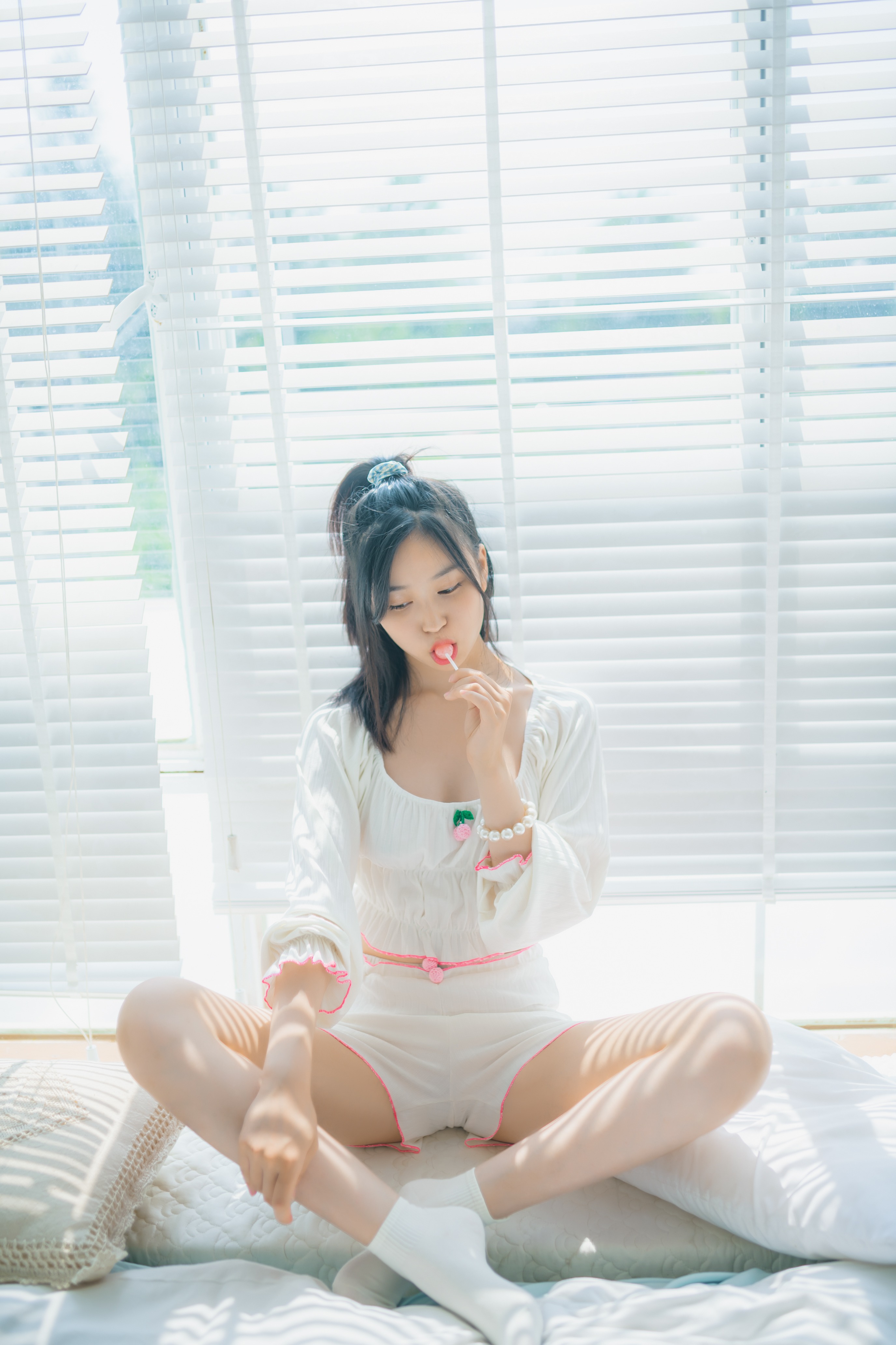 年年-爱吃棒棒糖的少女-11-27