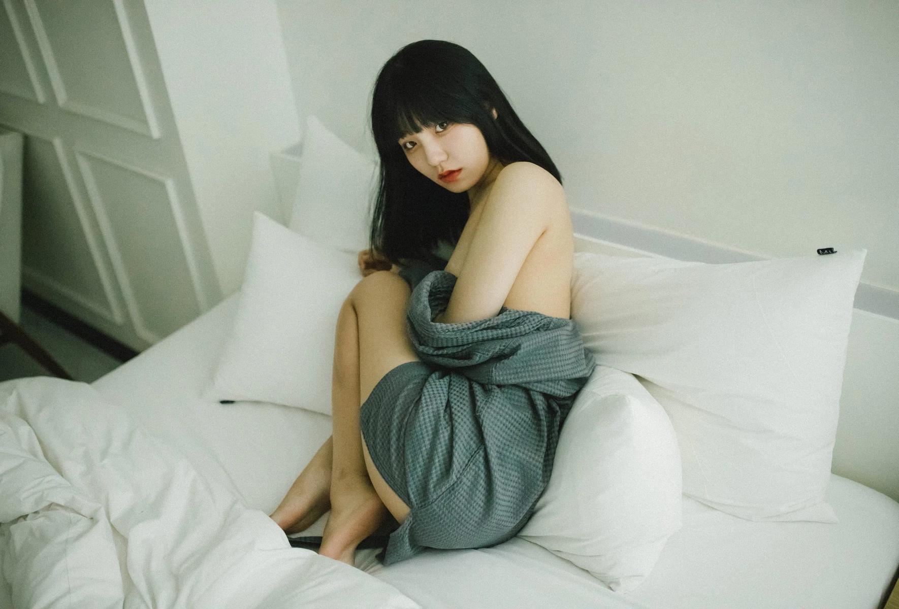 Jeong-Jenny-정제니-Moon-Night-Snap-The-First-Set01-05-07