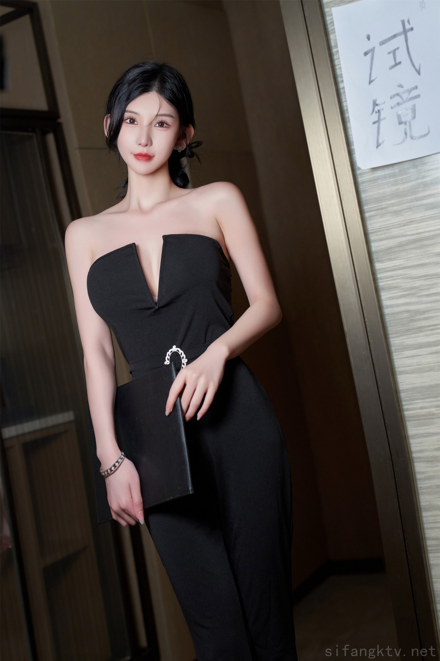 秀人网当红最骚女神模特周于希大胆私拍露毛露奶乳夹逼夹三点一线-08-19