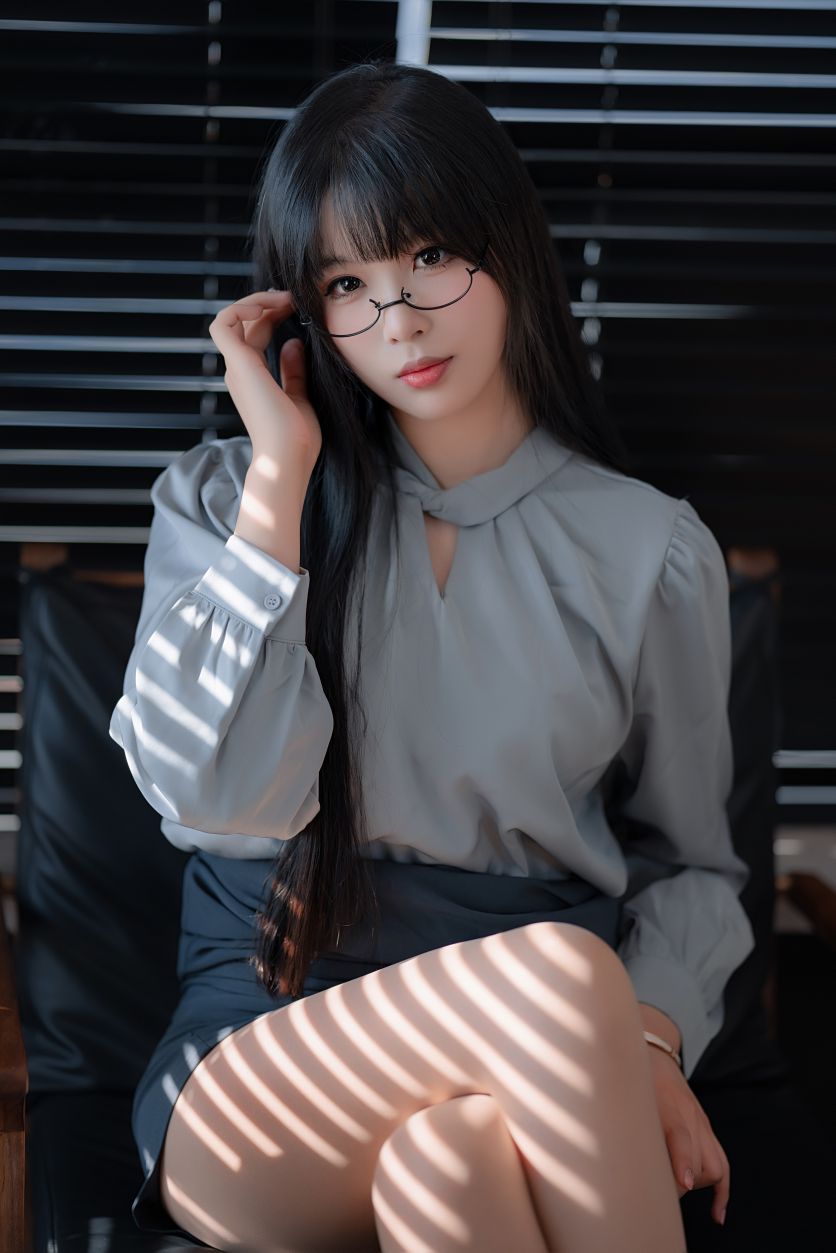 轩萧学姐---蓝裙OL170p4v-147G-06-18