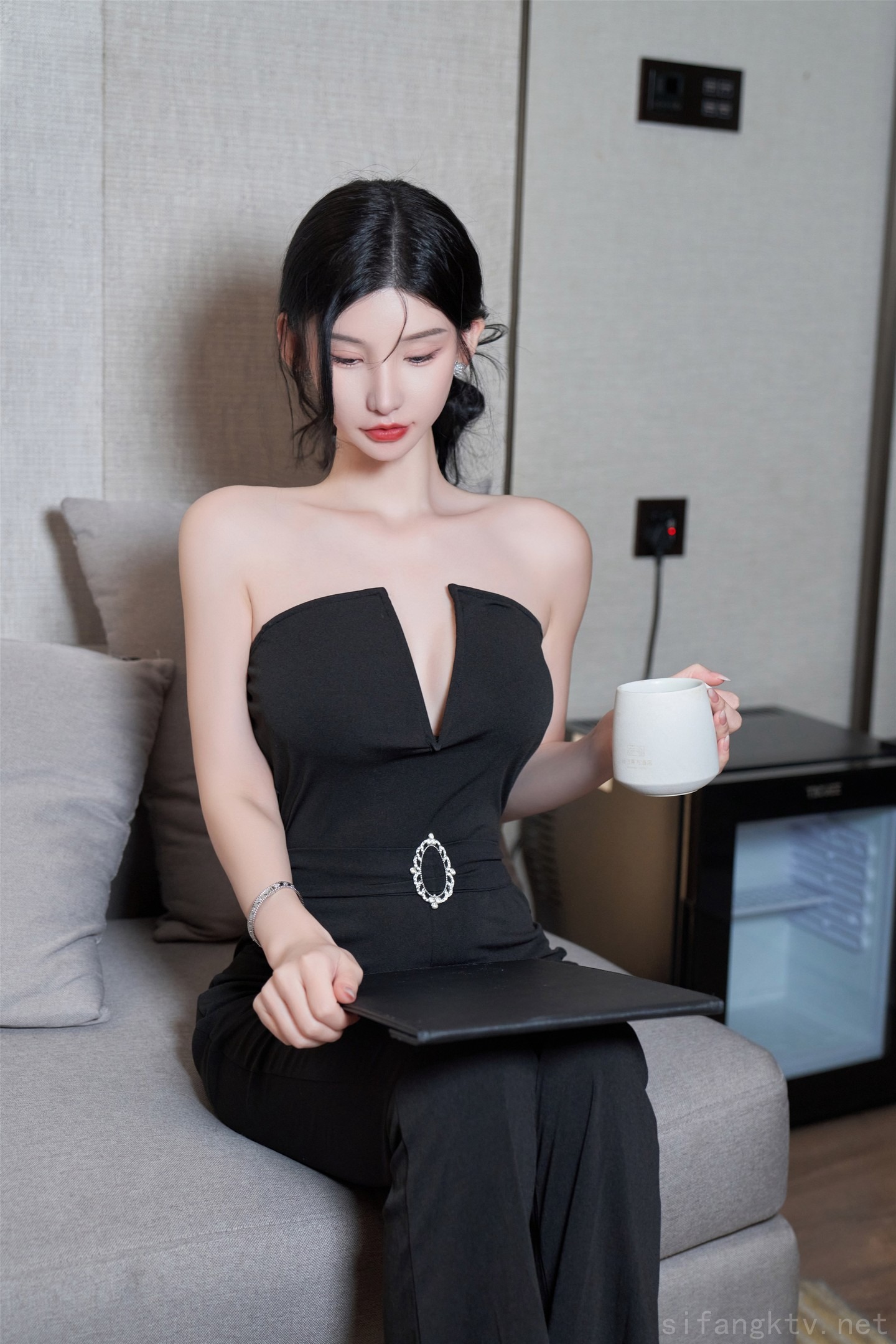 秀人网当红最骚女神模特周于希大胆私拍露毛露奶乳夹逼夹三点一线-08-19