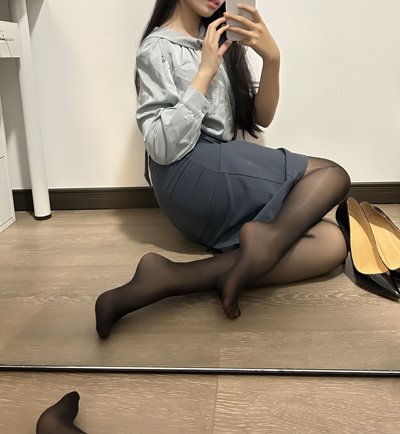 轩萧学姐---蓝裙OL170p4v-147G-06-18