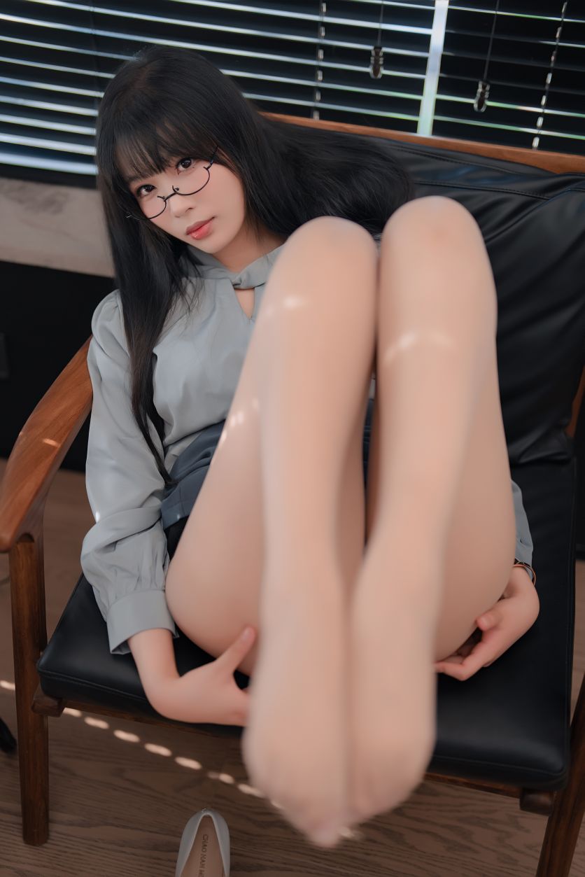 轩萧学姐---蓝裙OL170p4v-147G-06-18