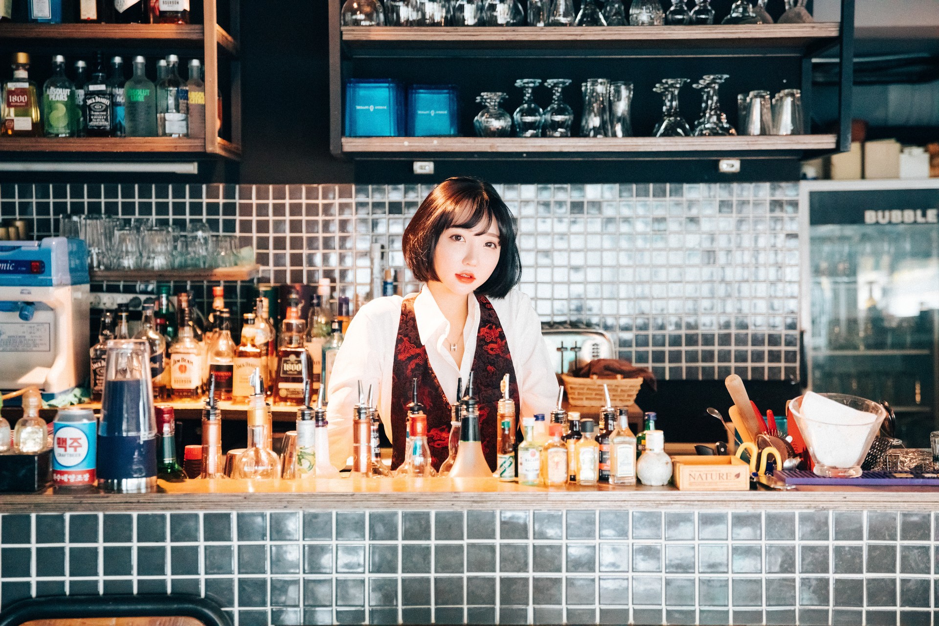 Son-Yeeun-손예은-Loozy-Tainted-Love-Bar-Set01-01-19