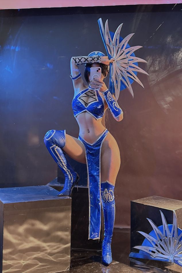 Umeko-J-cosplay-Kitana---Mortal-Kombat-04-14