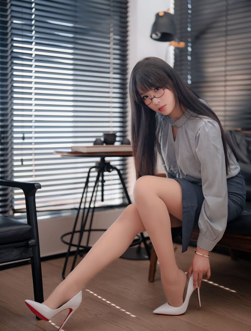 轩萧学姐---蓝裙OL170p4v-147G-06-18