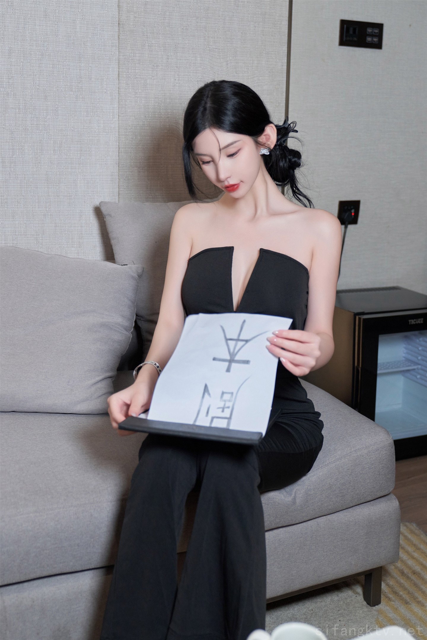 秀人网当红最骚女神模特周于希大胆私拍露毛露奶乳夹逼夹三点一线-08-19