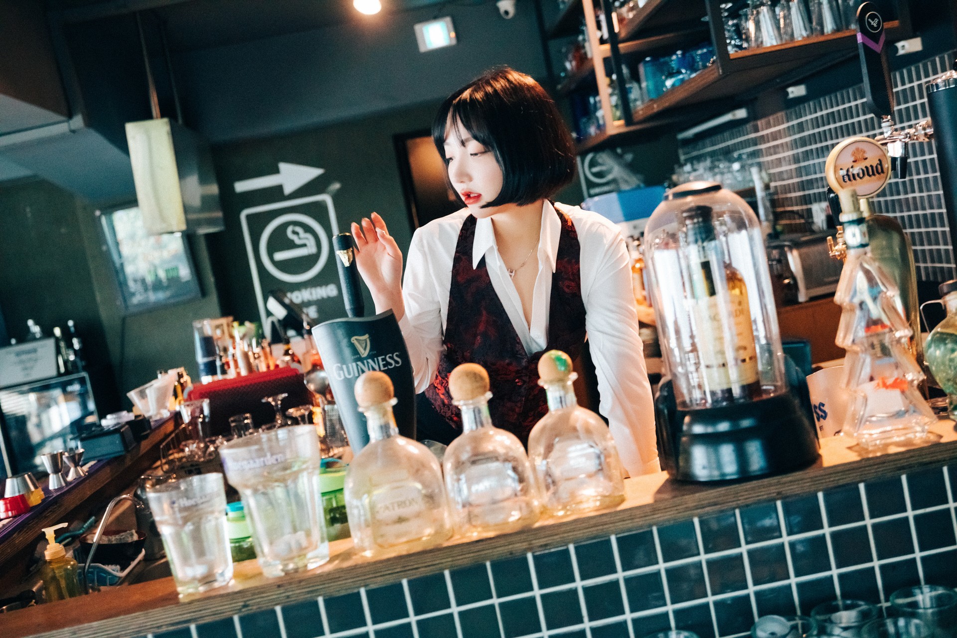 Son-Yeeun-손예은-Loozy-Tainted-Love-Bar-Set01-01-19