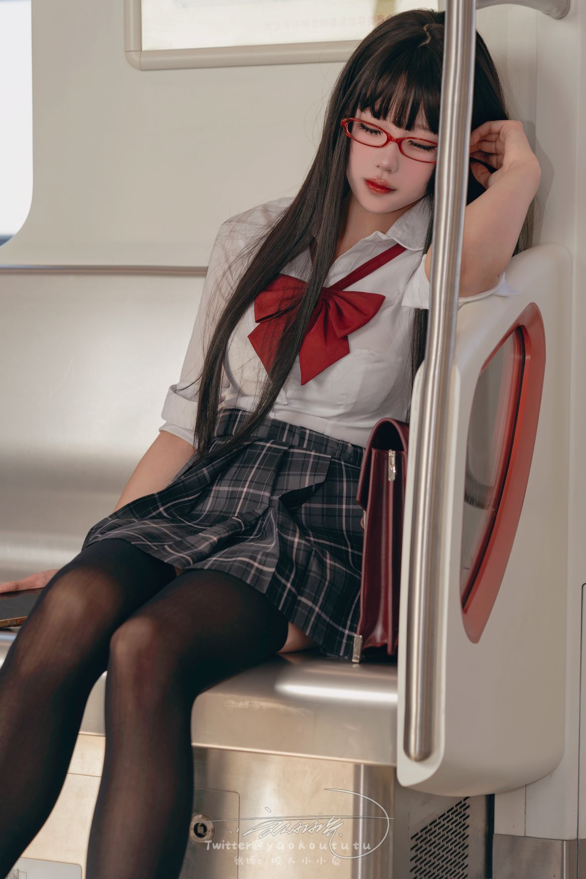 咬一口兔娘-十二月作品电车惊魂71P1V-期待-02-02