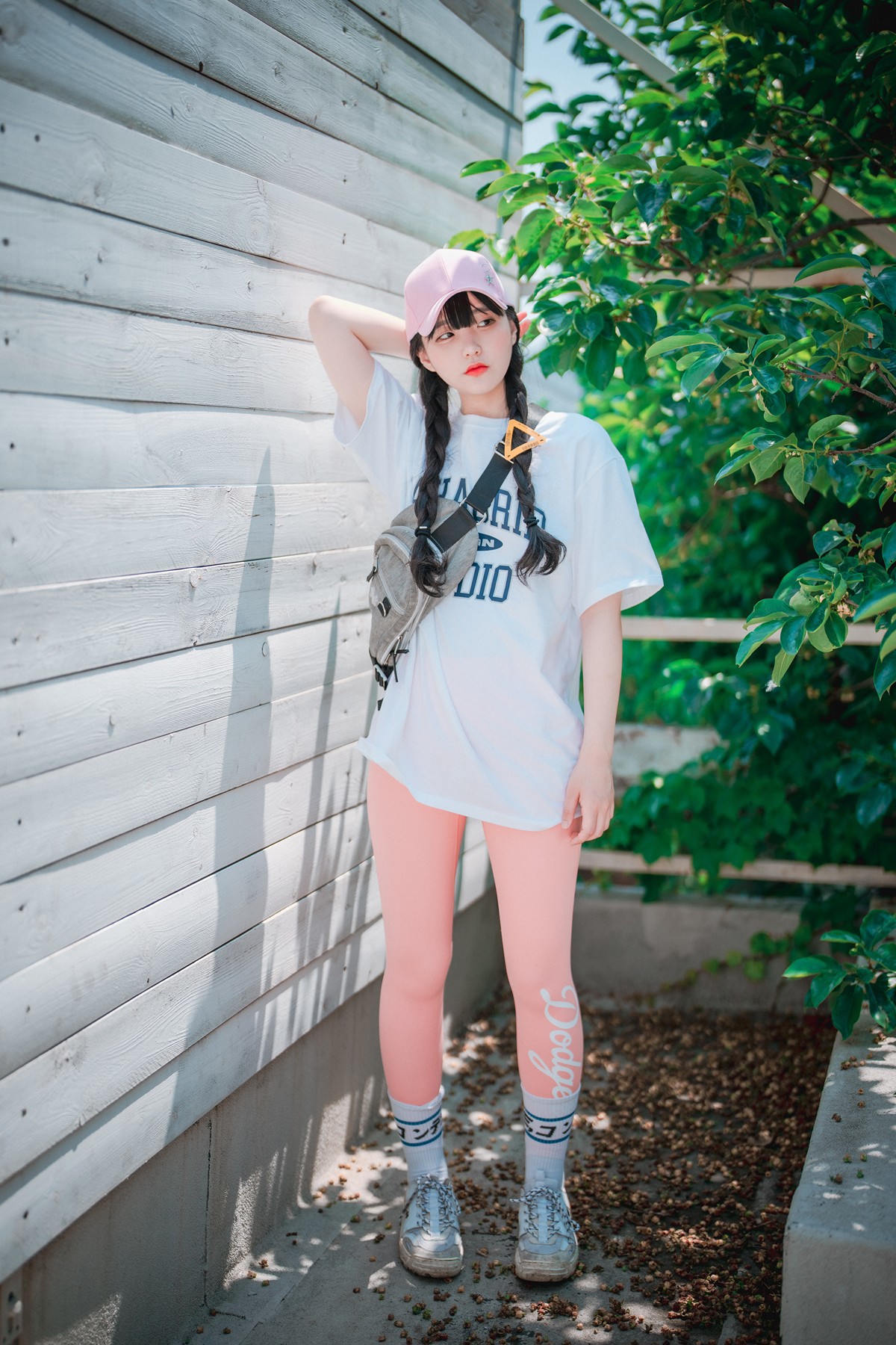 Jeong-Jenny-정제니-DJAWA-8216Loose-and-Tight-Pink8217-Set01-09-23