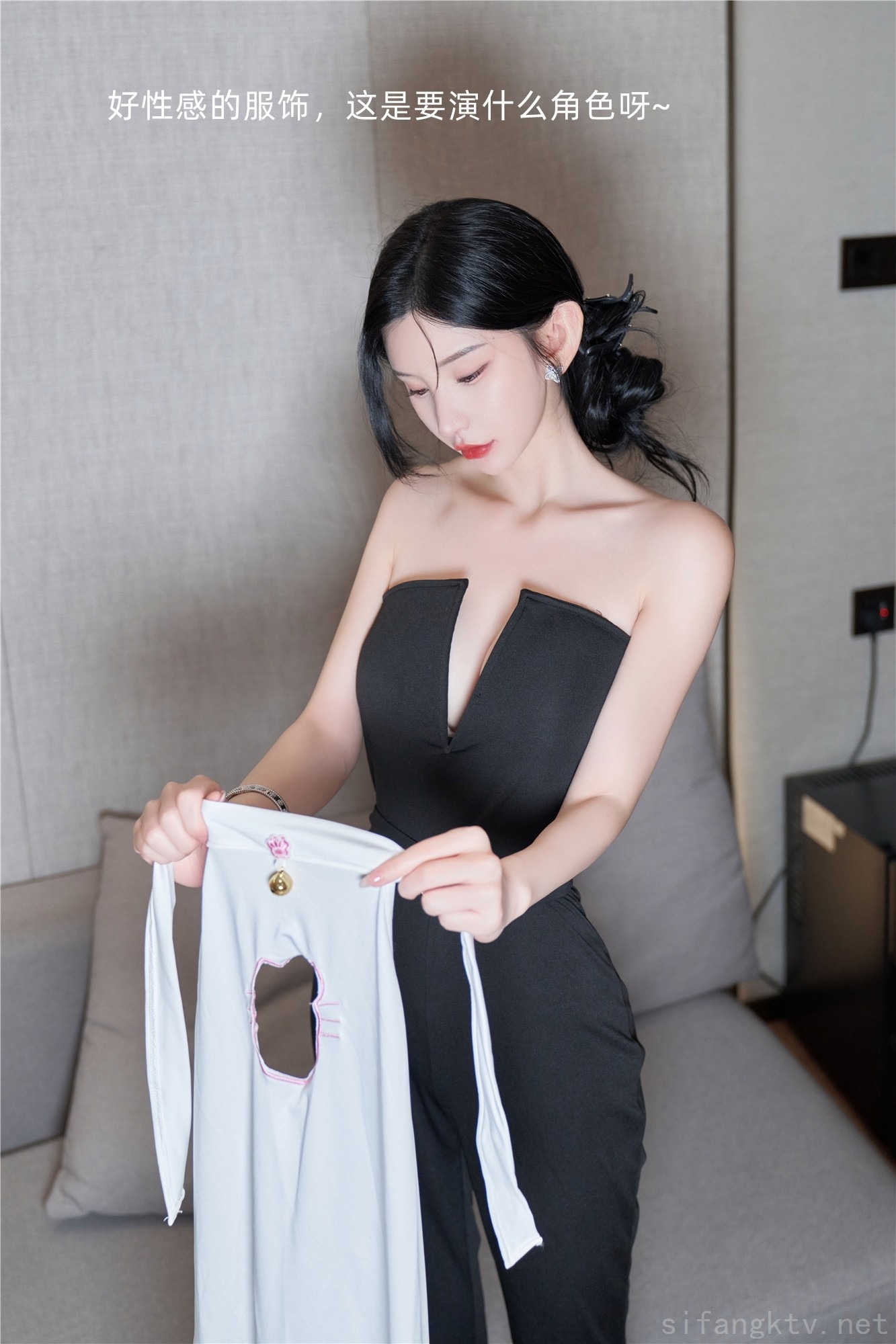 秀人网当红最骚女神模特周于希大胆私拍露毛露奶乳夹逼夹三点一线-08-19