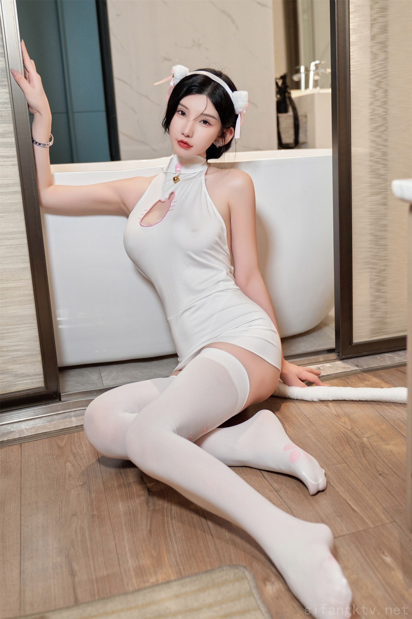 秀人网当红最骚女神模特周于希大胆私拍露毛露奶乳夹逼夹三点一线-08-19