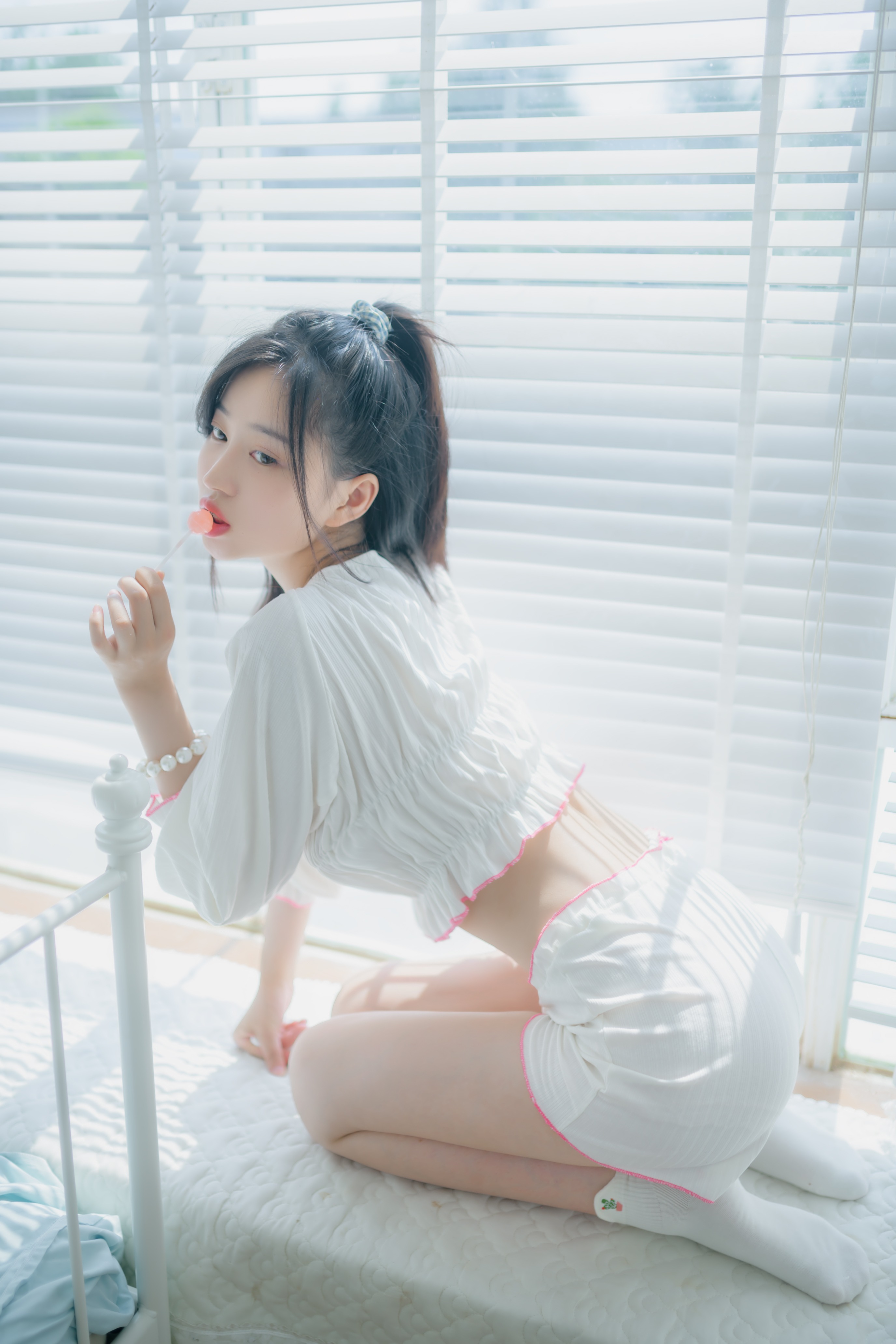 年年-爱吃棒棒糖的少女-11-27