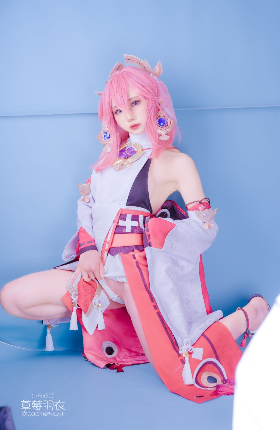 草莓羽衣-caomeiyuyi-cosplay-Yae-Miko---Genshin-Impact-03-15