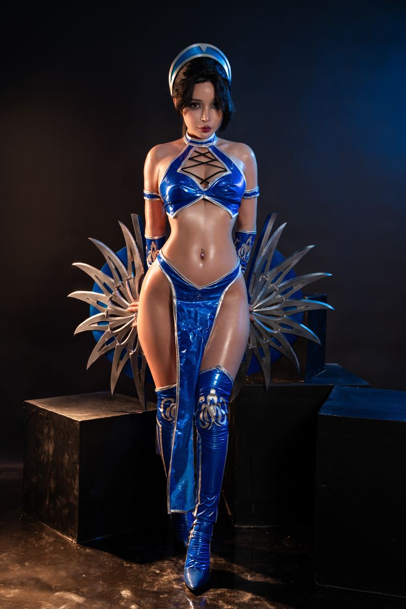 Umeko-J-cosplay-Kitana---Mortal-Kombat-04-14