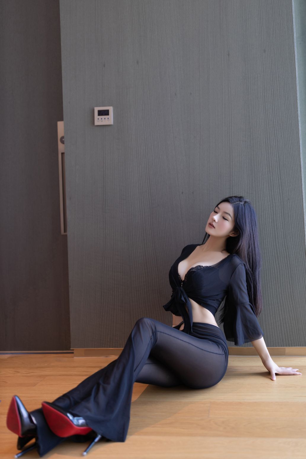 谭小灵---黑色蕾丝透视装80P-928M-07-24