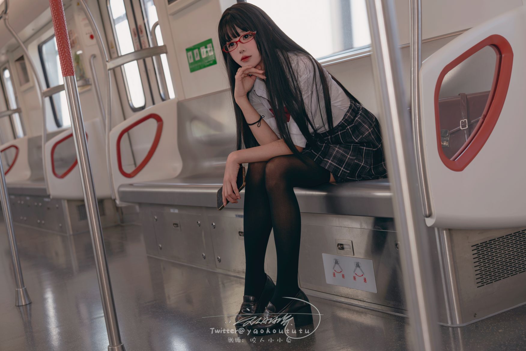 咬一口兔娘-十二月作品电车惊魂71P1V-期待-02-02