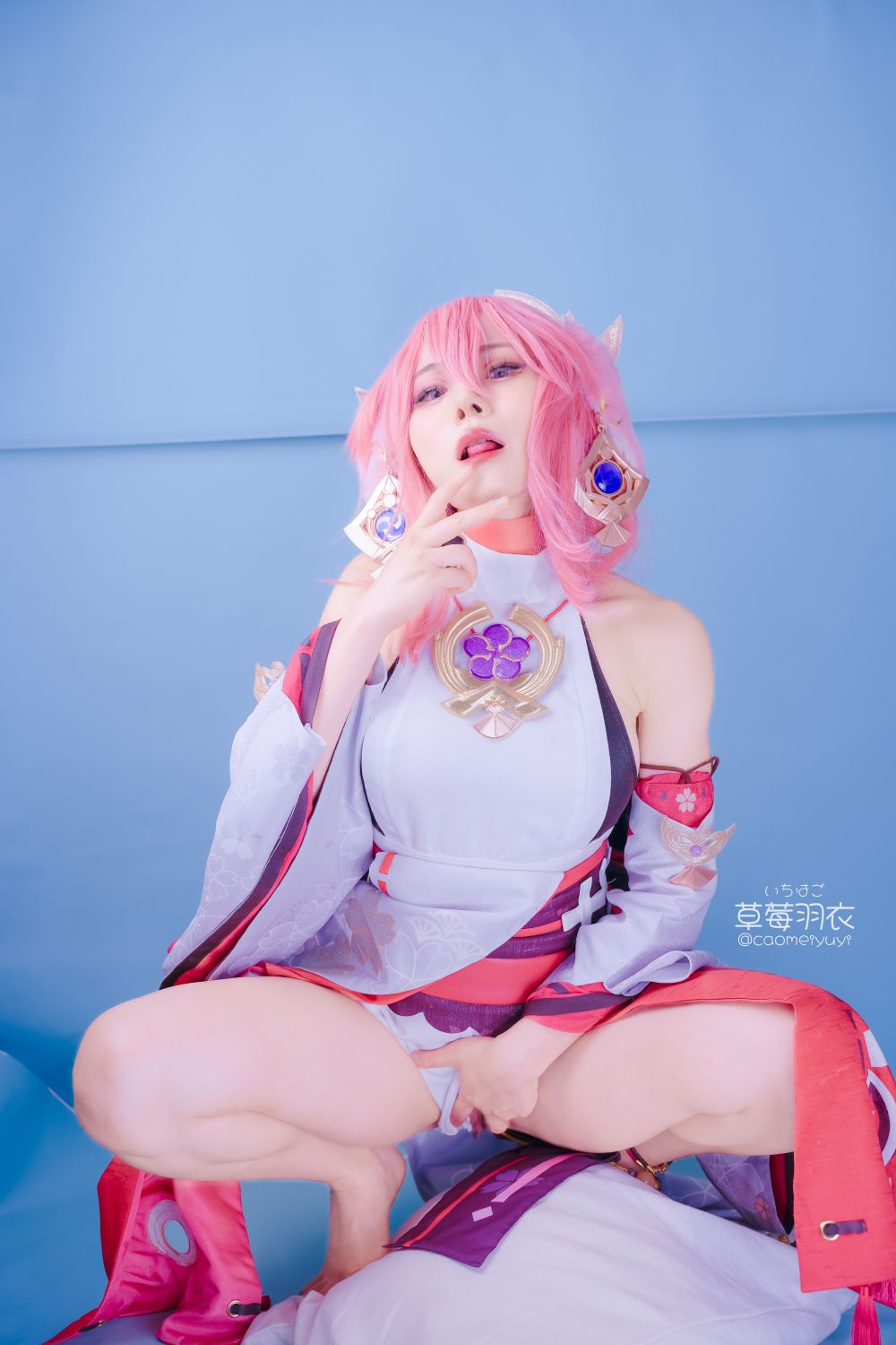 草莓羽衣-caomeiyuyi-cosplay-Yae-Miko---Genshin-Impact-03-15