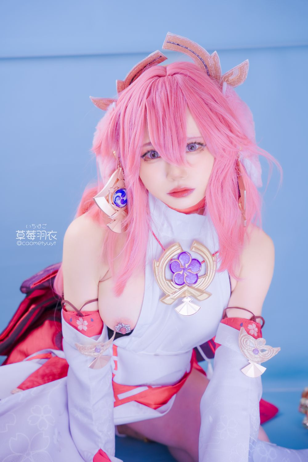 草莓羽衣-caomeiyuyi-cosplay-Yae-Miko---Genshin-Impact-03-15