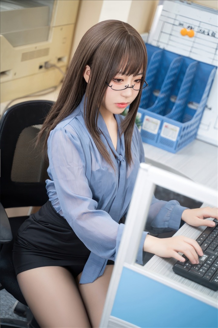 虎森森---黑丝眼镜娘-60P-60P-30836-MB-20240818f-08-18