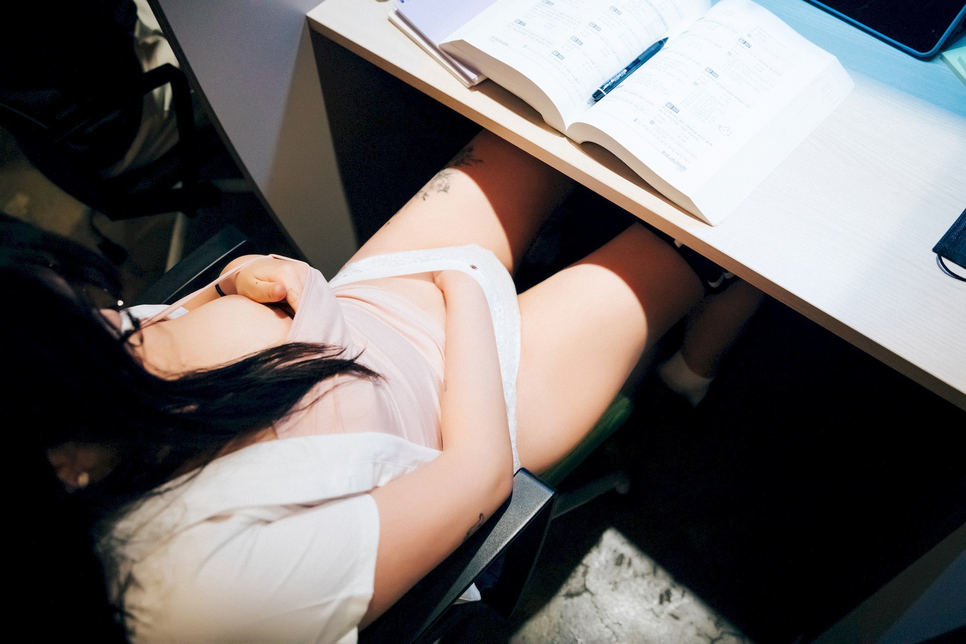 Sonson-손손-Loozy-Reading-Room-Set01-04-15