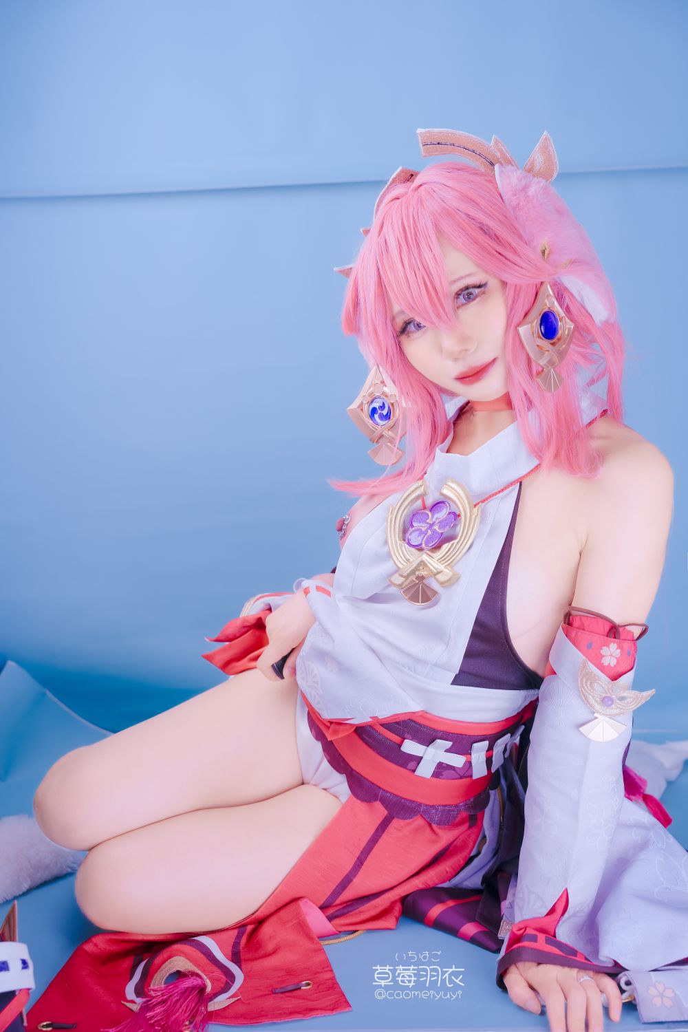 草莓羽衣-caomeiyuyi-cosplay-Yae-Miko---Genshin-Impact-03-15