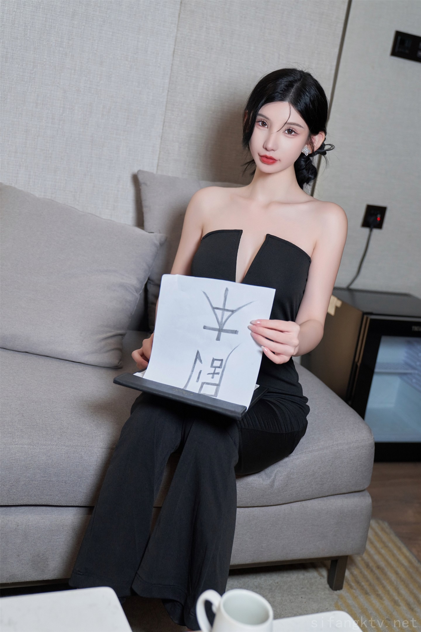 秀人网当红最骚女神模特周于希大胆私拍露毛露奶乳夹逼夹三点一线-08-19