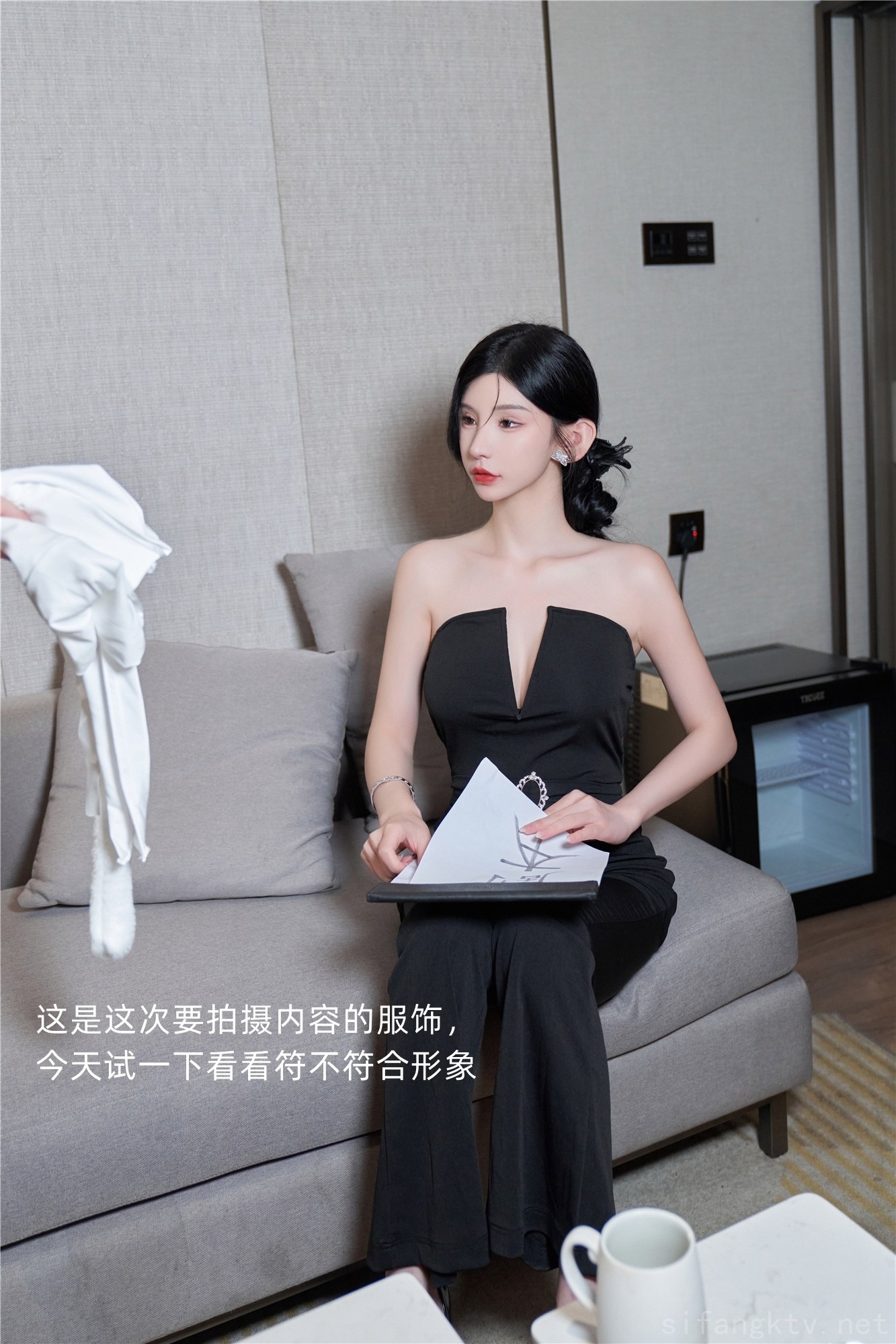 秀人网当红最骚女神模特周于希大胆私拍露毛露奶乳夹逼夹三点一线-08-19