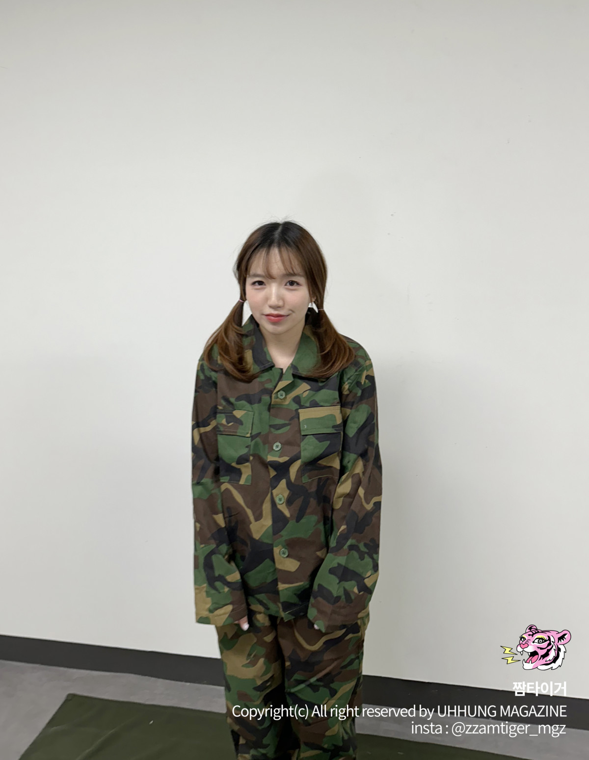 Yoonvely-윤블리-UHHUNG-Magazine-Vol04-8220Milltary8221-Set01-10-25