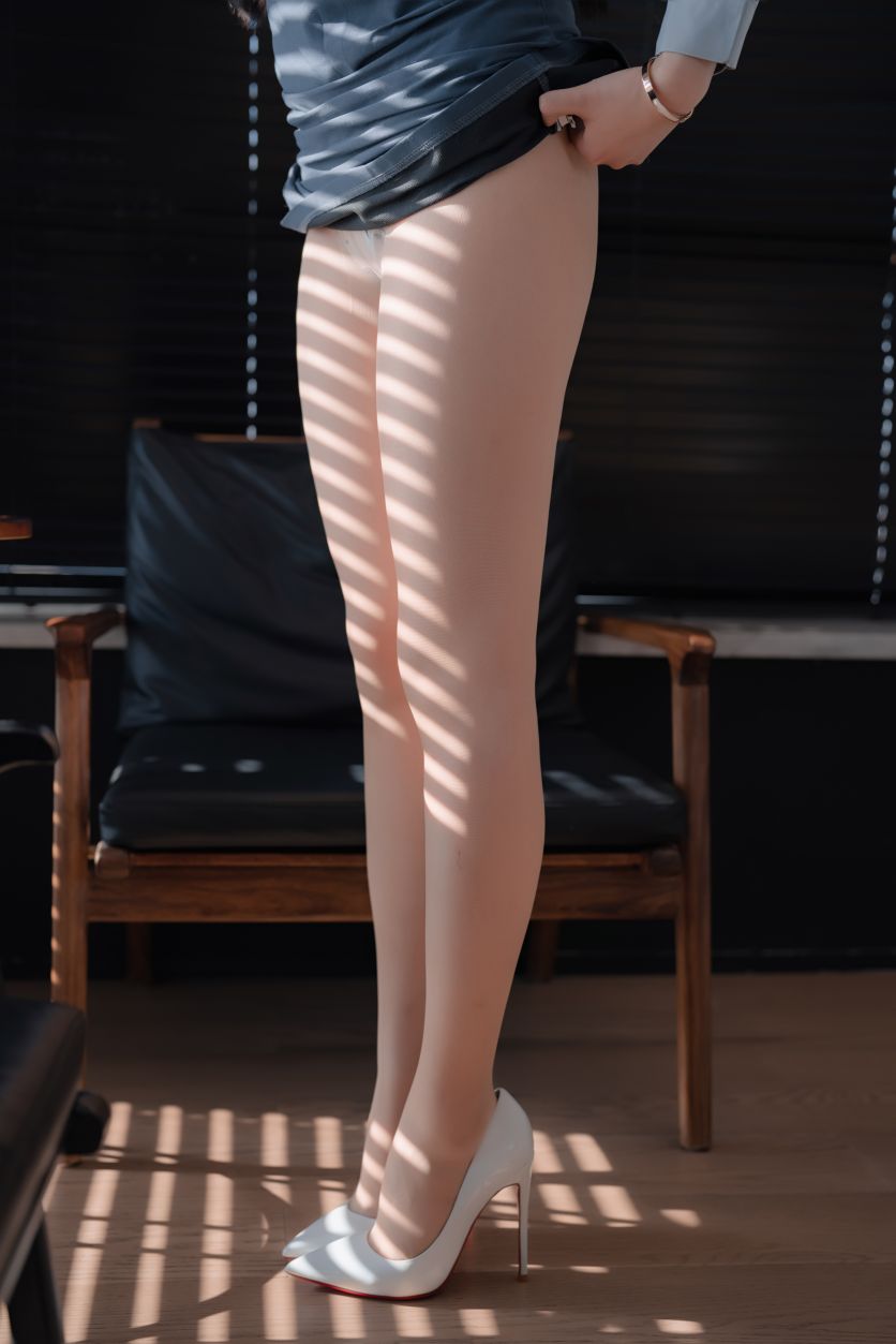 轩萧学姐---蓝裙OL170p4v-147G-06-18