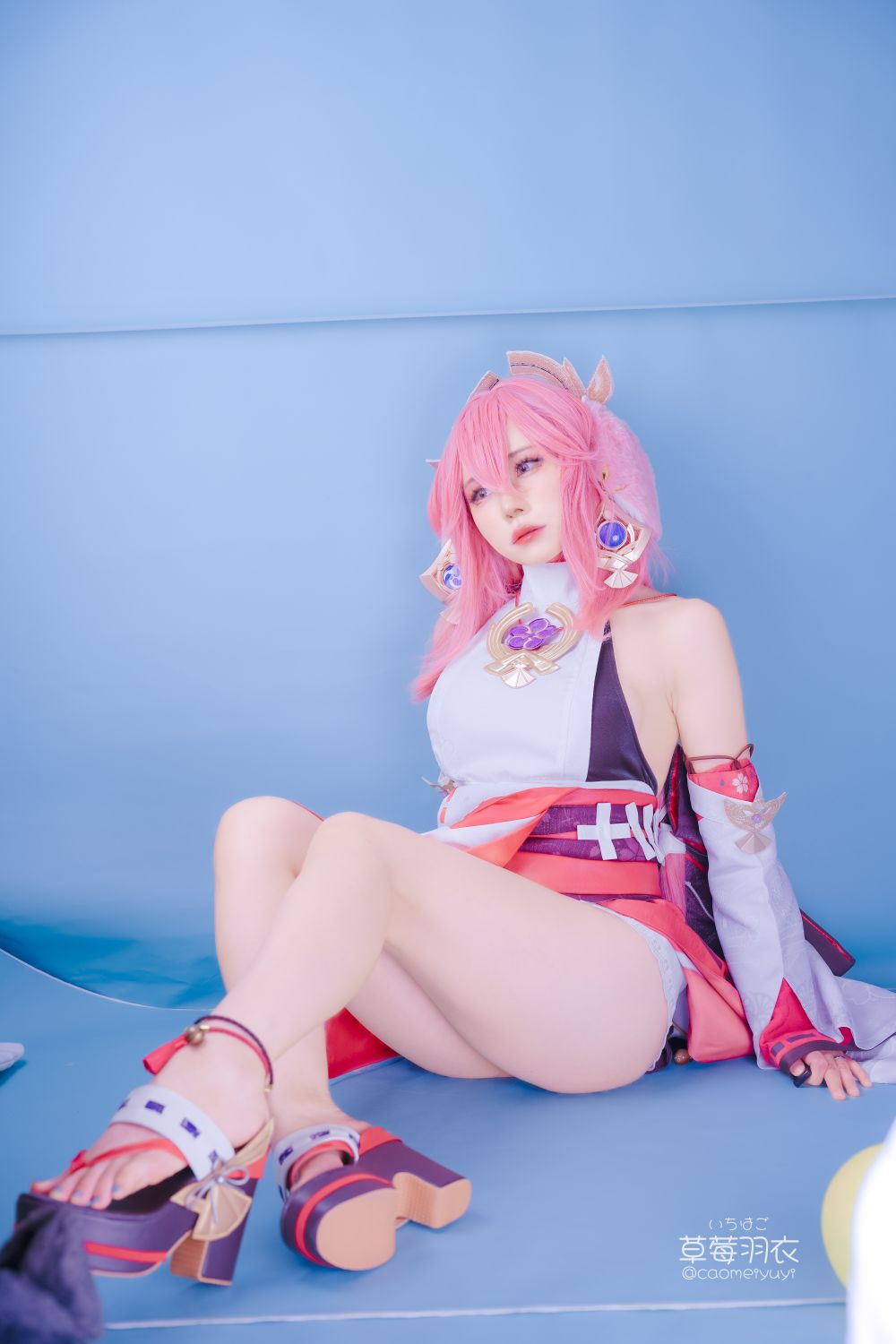 草莓羽衣-caomeiyuyi-cosplay-Yae-Miko---Genshin-Impact-03-15