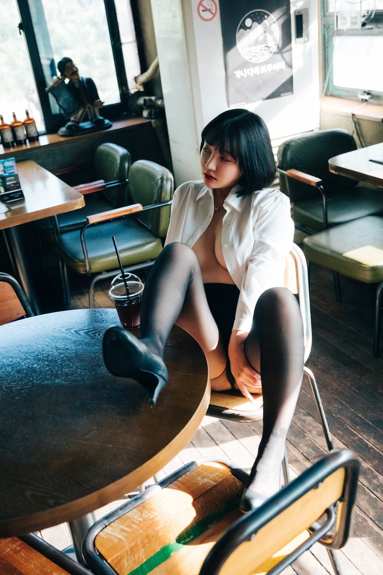 Son-Yeeun-손예은-Loozy-Tainted-Love-Bar-Set01-01-19