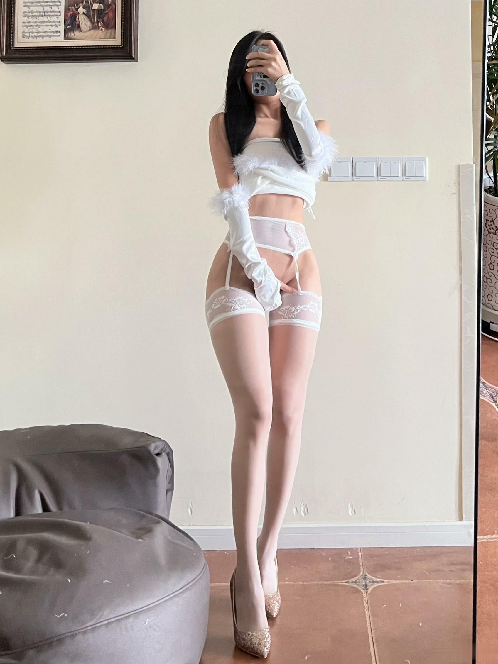 020纪念小小v5--微密圈系列-白色的心动25P113MB-08-29