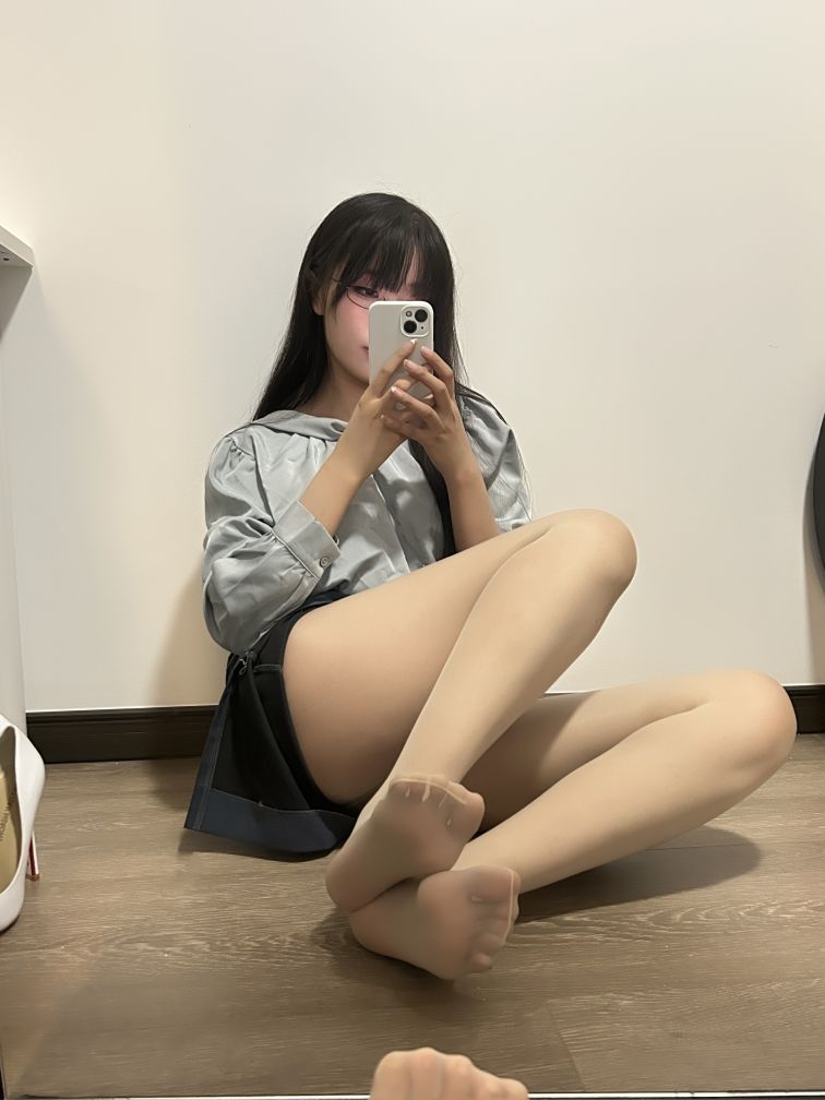 轩萧学姐---蓝裙OL170p4v-147G-06-18