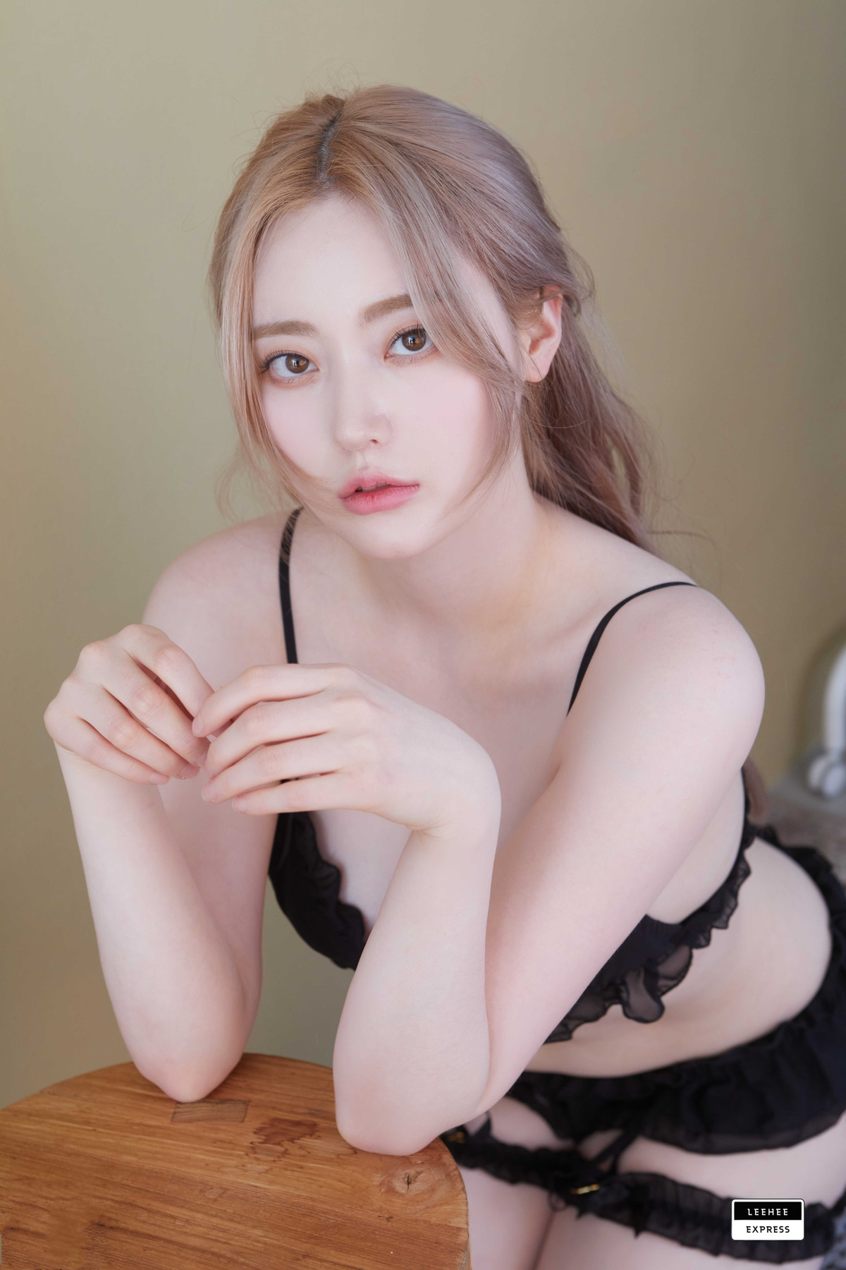 Jeong-Ah-정아-LEEHEE-EXPRESS-LEDG-144-11-08