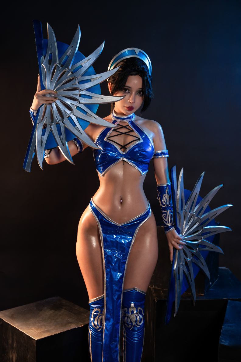 Umeko-J-cosplay-Kitana---Mortal-Kombat-04-14