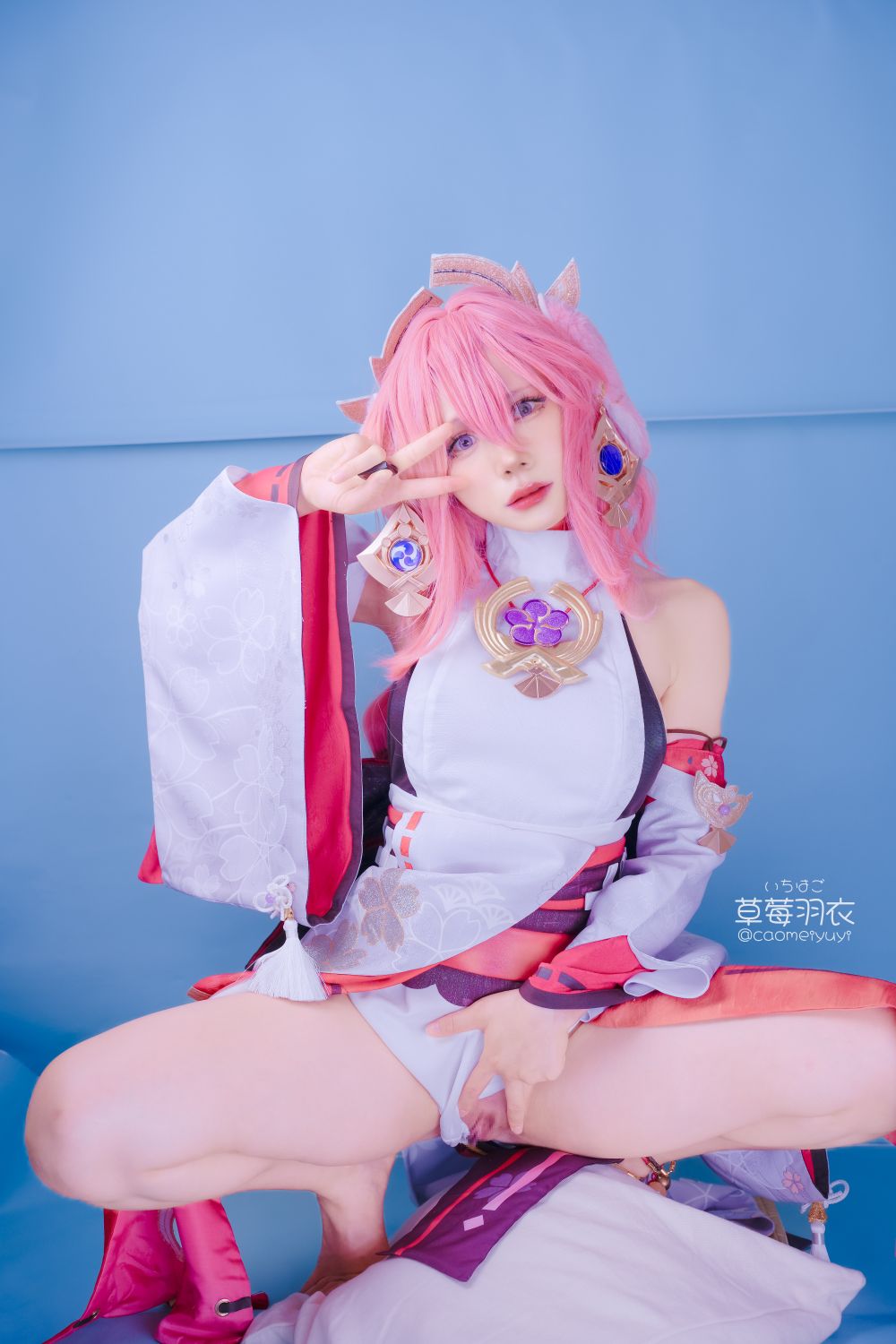草莓羽衣-caomeiyuyi-cosplay-Yae-Miko---Genshin-Impact-03-15