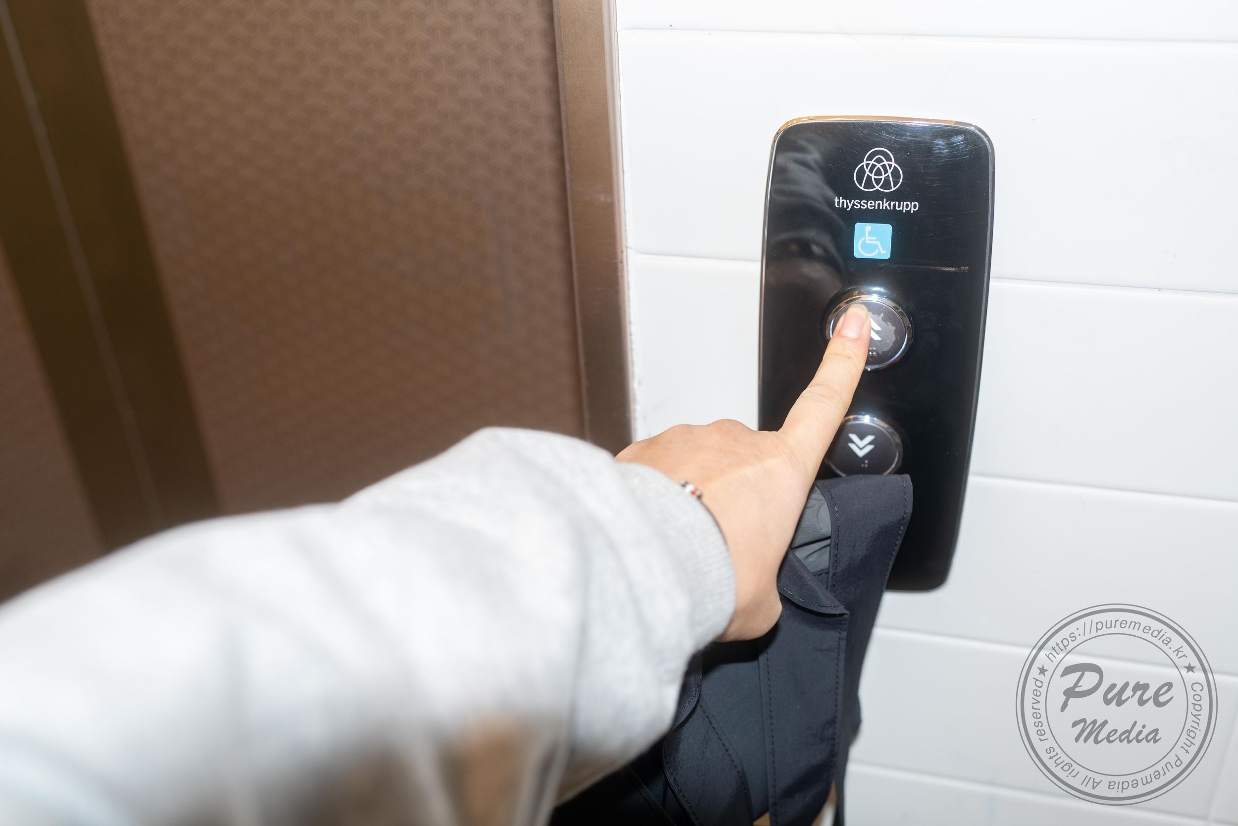 Pure-Media-Vol265-Yeha-예하---Hungry-Bitch-in-The-Stairwell-203P-08-17