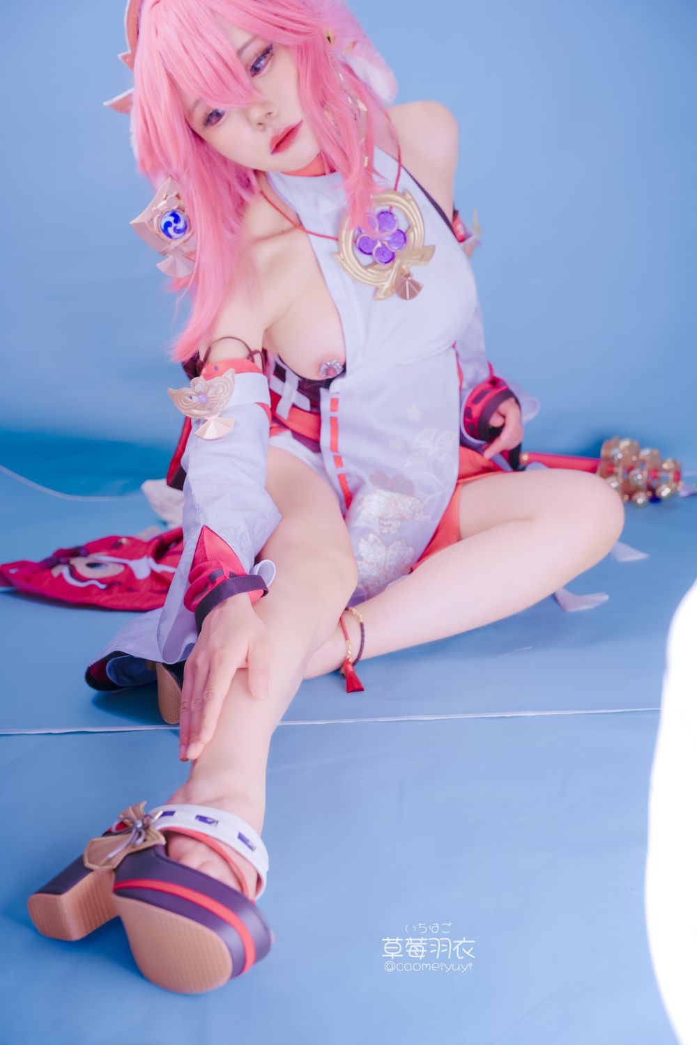 草莓羽衣-caomeiyuyi-cosplay-Yae-Miko---Genshin-Impact-03-15