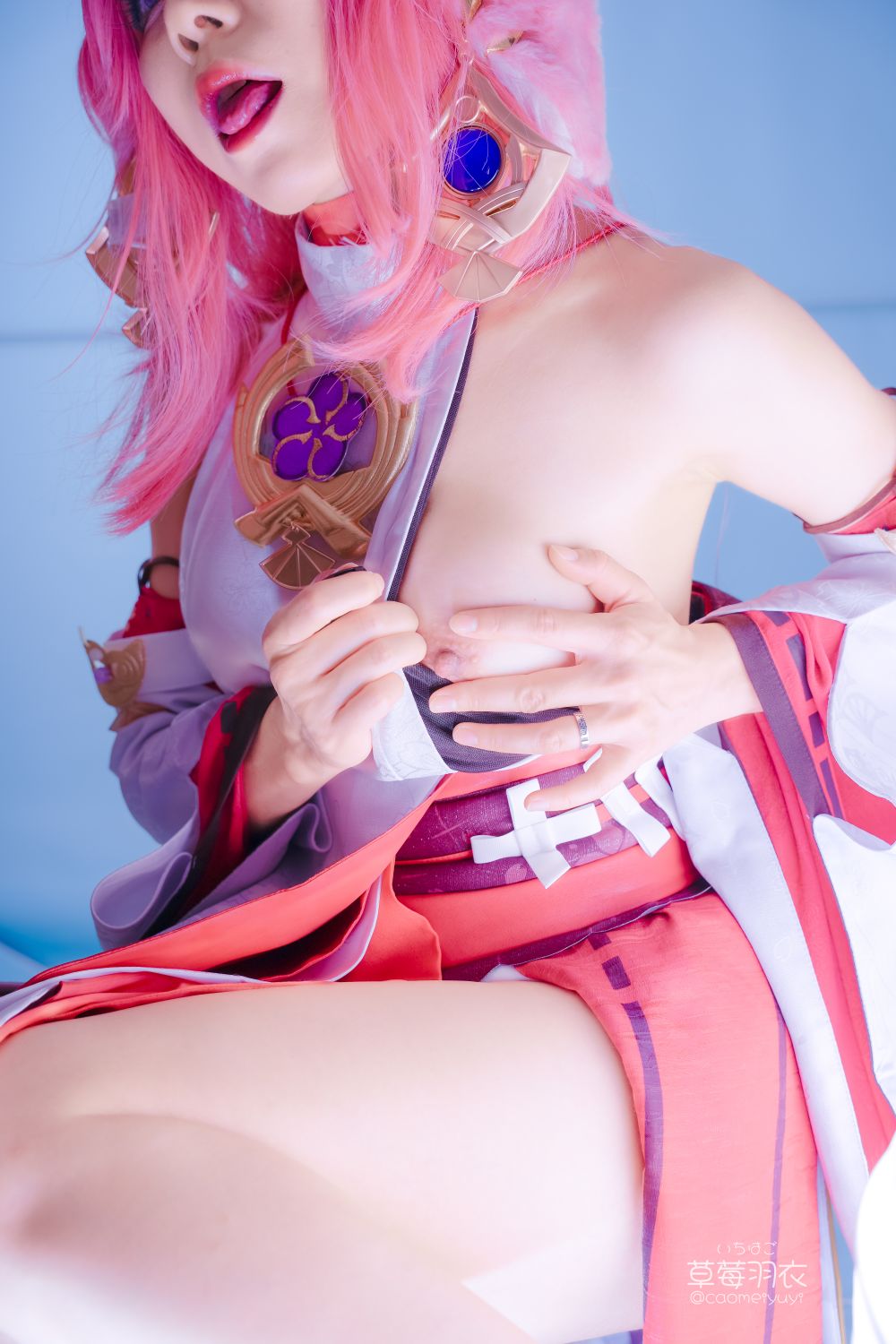 草莓羽衣-caomeiyuyi-cosplay-Yae-Miko---Genshin-Impact-03-15