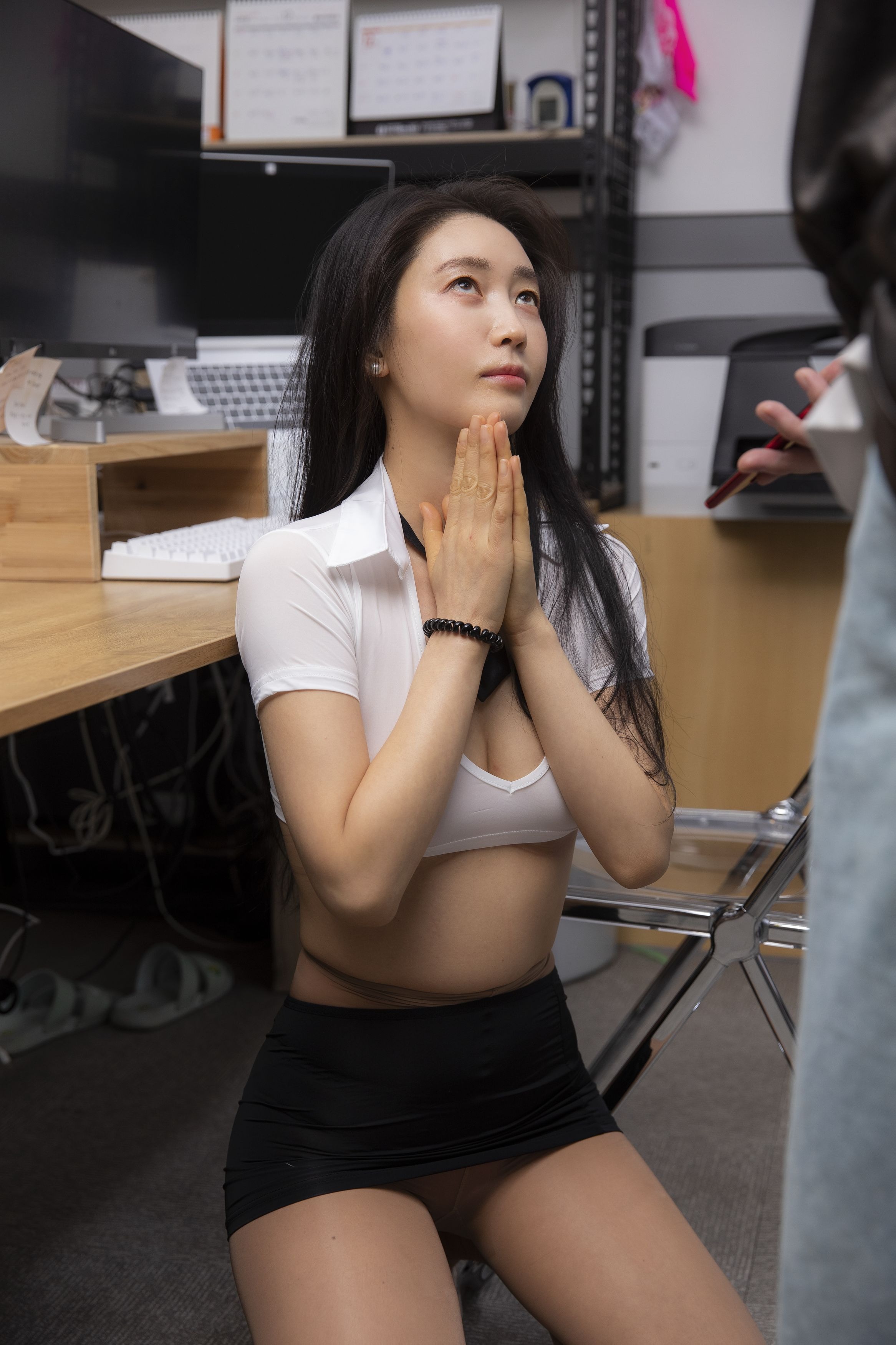 BUNNY-Lee-Ha-Kim---A-lady-in-the-office-S4---Weakness-86P-08-22