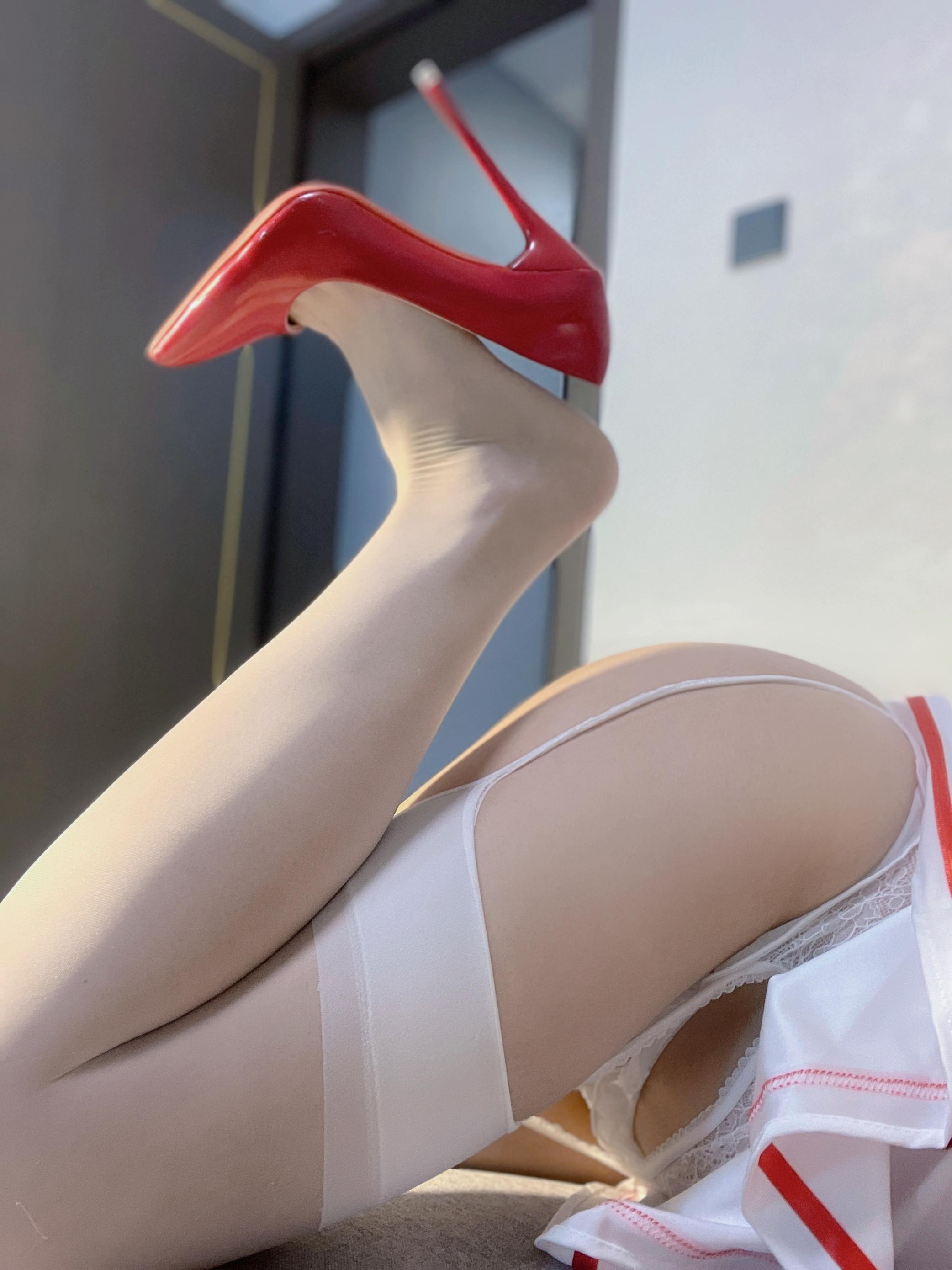 002桃沢樱呀---微密圈-20220523-白丝护士-51P-110M-08-12