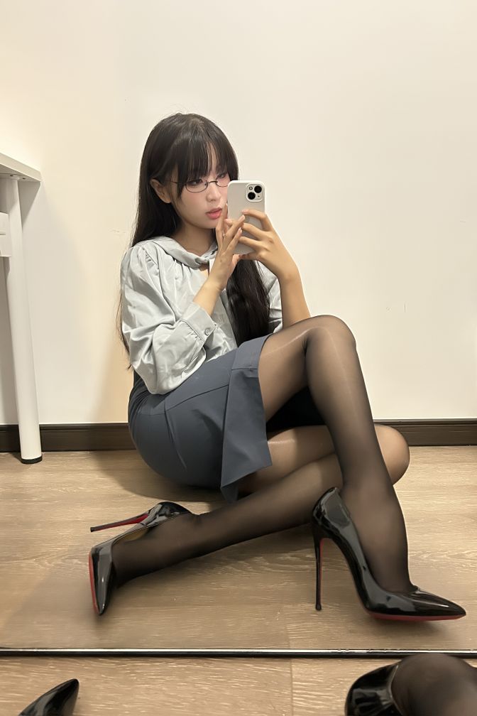 轩萧学姐---蓝裙OL170p4v-147G-06-18