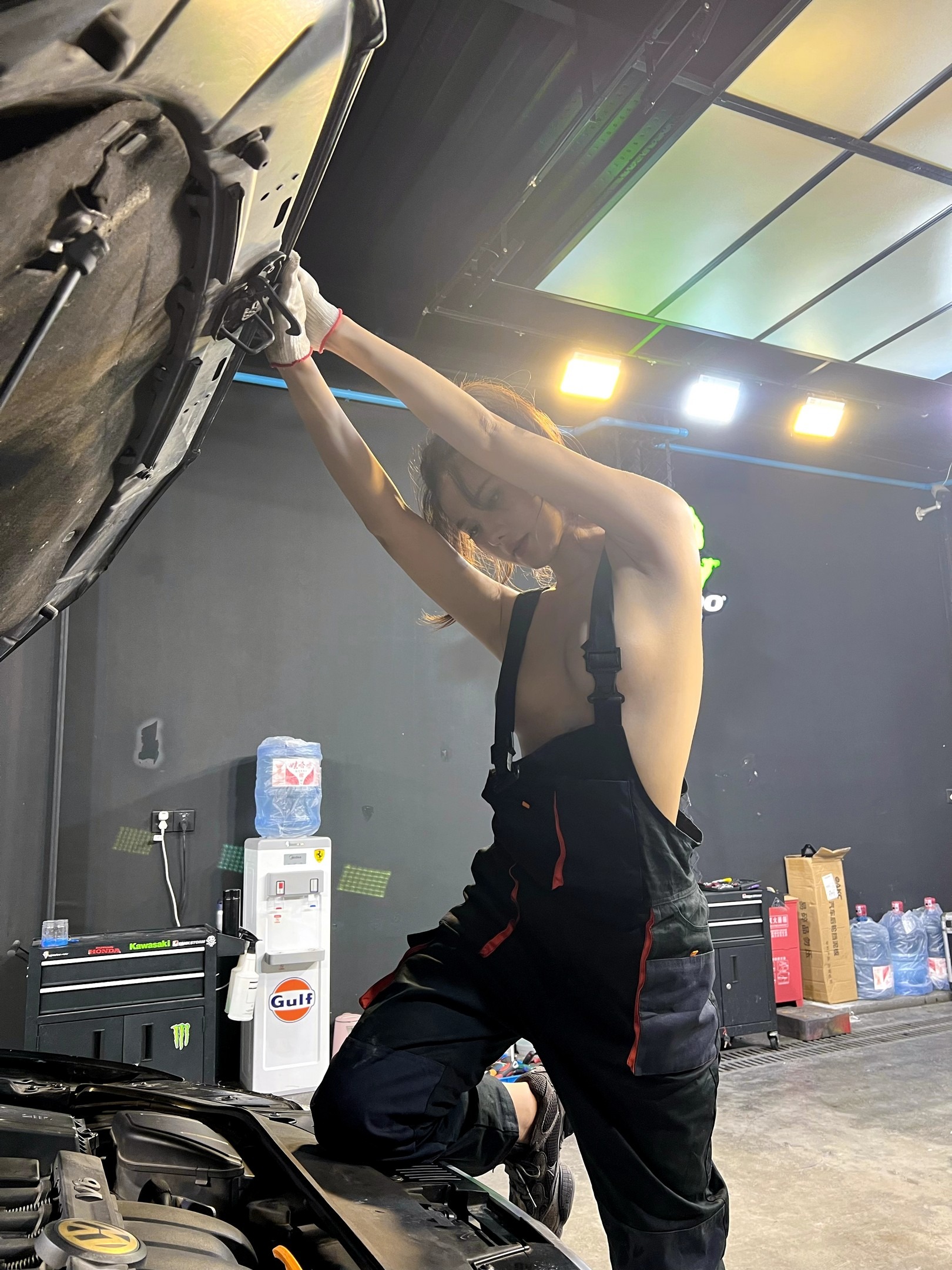 网红女神嫩模-阿朱-品-性感汽修工-08-26