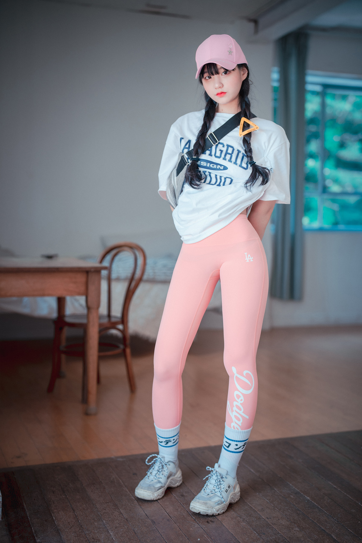 Jeong-Jenny-정제니-DJAWA-8216Loose-and-Tight-Pink8217-Set03-03-20