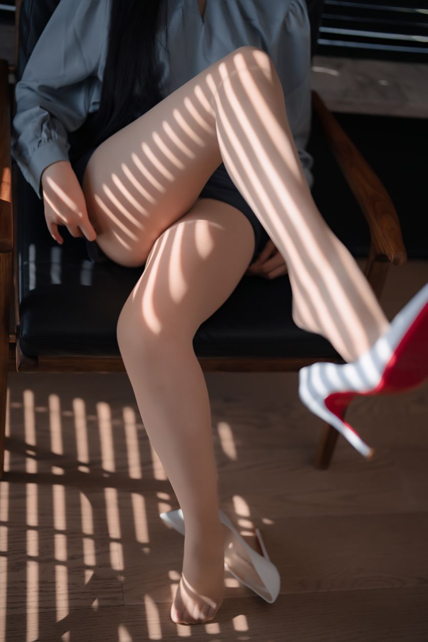 轩萧学姐---蓝裙OL170p4v-147G-06-18