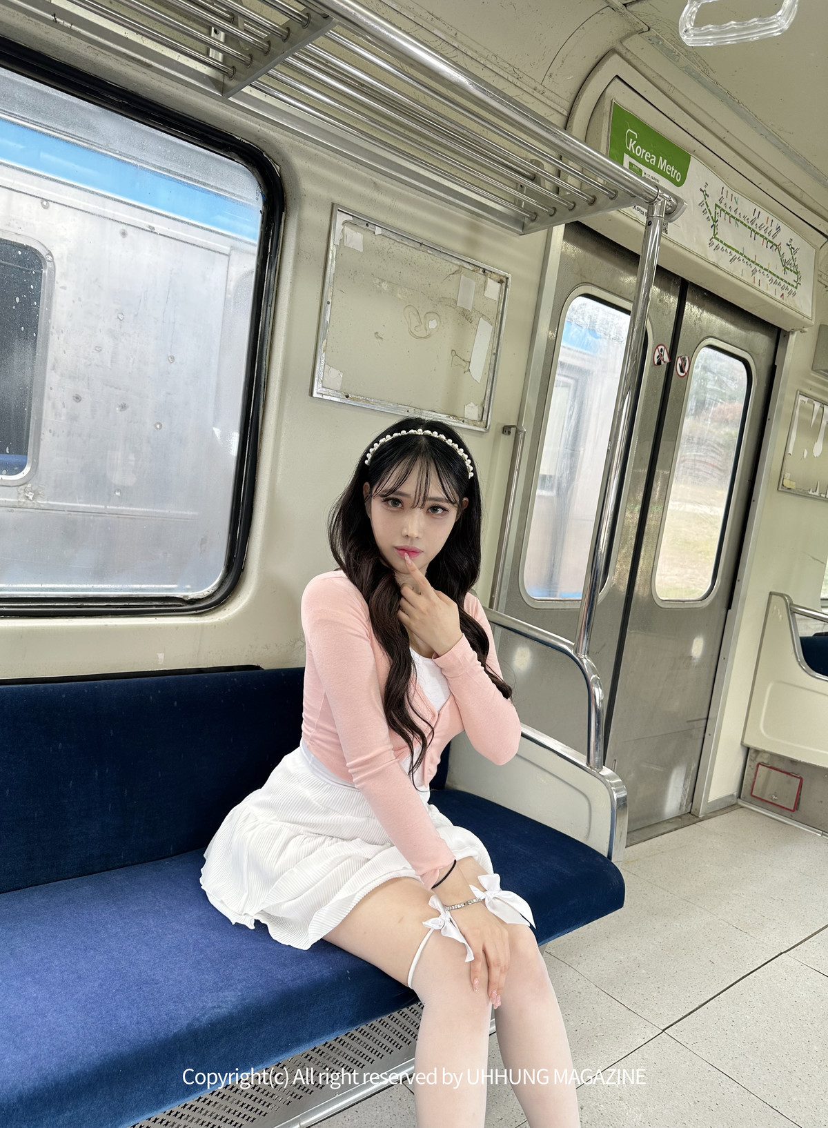 Hani-하니-UHHUNG-Magazine-8220The-Girlfriend-on-The-Subway8221-Set01-02-26