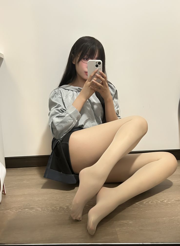 轩萧学姐---蓝裙OL170p4v-147G-06-18